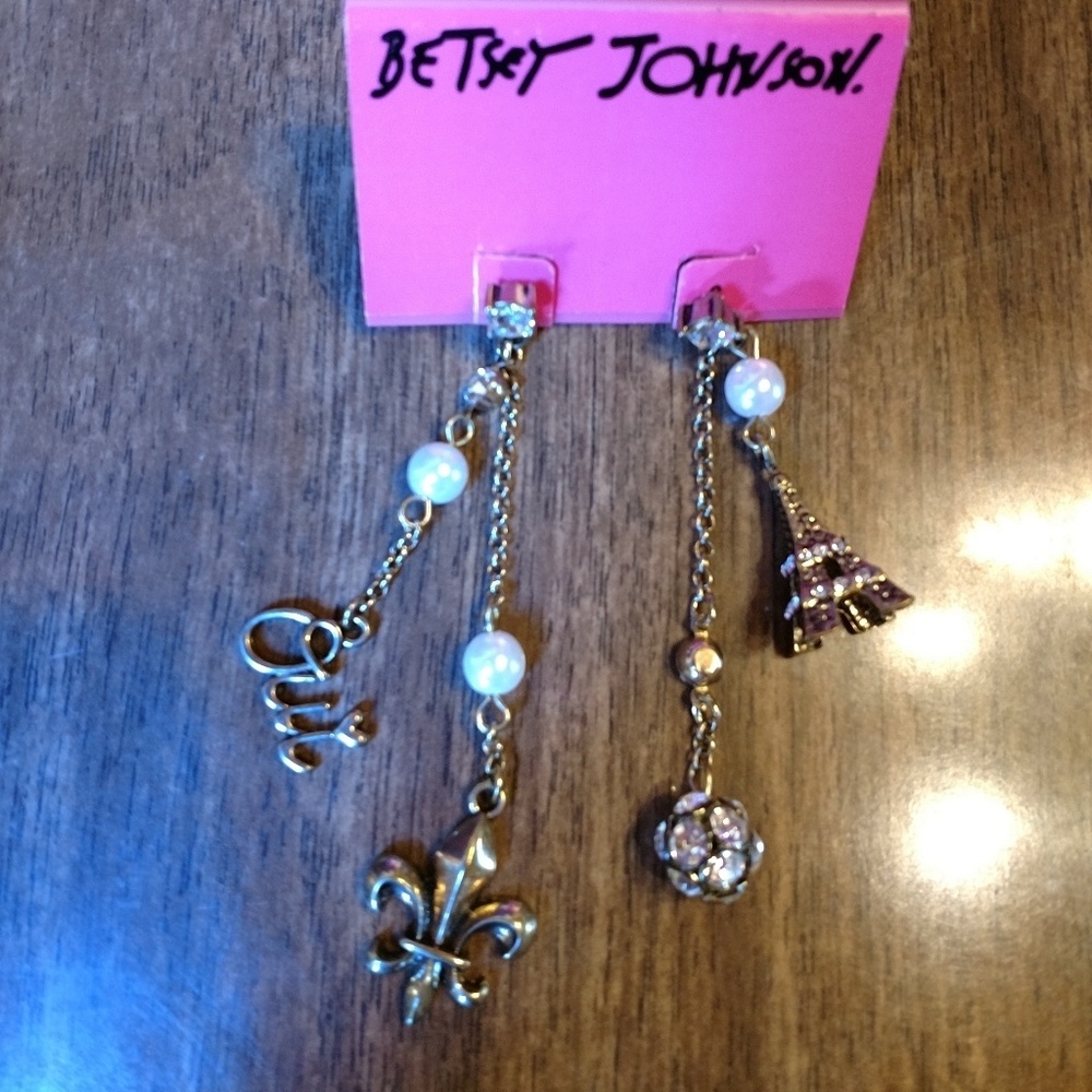 NWT Never worn Betsey Johnson gold tone earrings